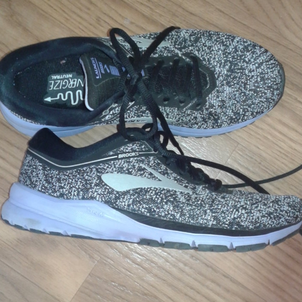 Womens Brooks tennis shoes